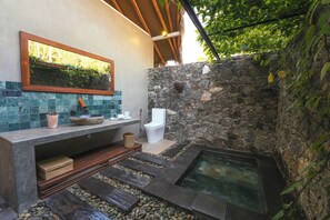 Deluxe Double Room, Pool View | Bathroom | Shower, towels - The Jungalows (Lunukalapuwa)