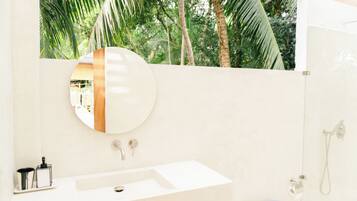 Superior Room, Pool View | Bathroom | Combined shower/bathtub