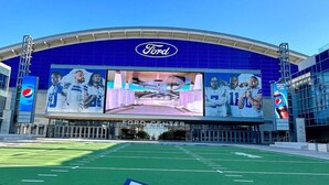 Ein Stadion mit großem Ford-Logo und einem ausgeprägten Dallas Cowboys-Stern auf dem Spielfeld.