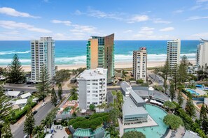 Un hôtel de grande hauteur avec piscine et vue sur la plage.