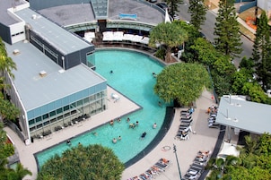 Una piscina cubierta, una piscina al aire libre