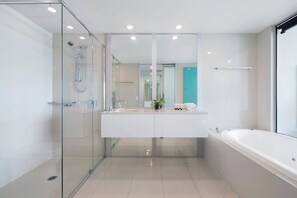 Familienapartment, 4 Schlafzimmer, Meerblick | Badezimmer | Haartrockner, Handtücher, Toilettenpapier