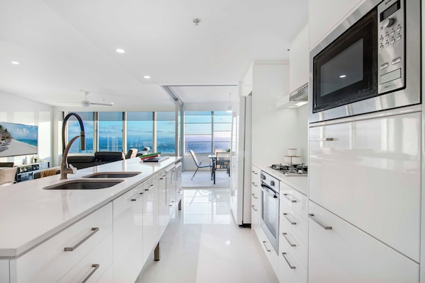Full-sized fridge, microwave, oven, stovetop