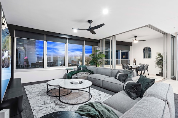 Apartamento luxo, 3 quartos, para não fumantes, vista para o rio | Área de estar | TV de tela plana
