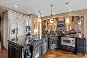 ثلاجة، ميكروويف، فرن، موقد طهي مسطح