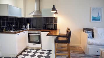 Een koelkast, een microgolfoven, een oven, een kookplaat