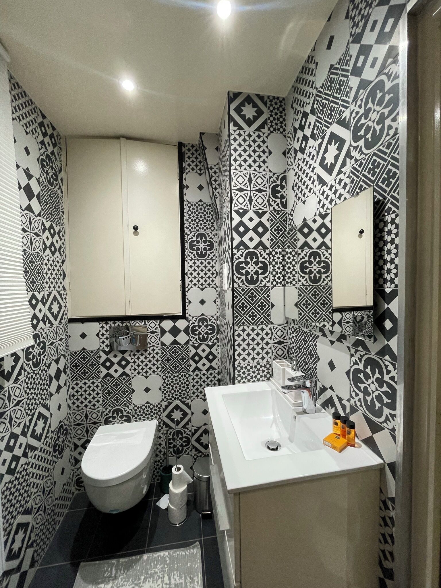 Haartrockner, Handtücher, Seife, Shampoo