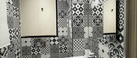 Haartrockner, Handtücher, Seife, Shampoo