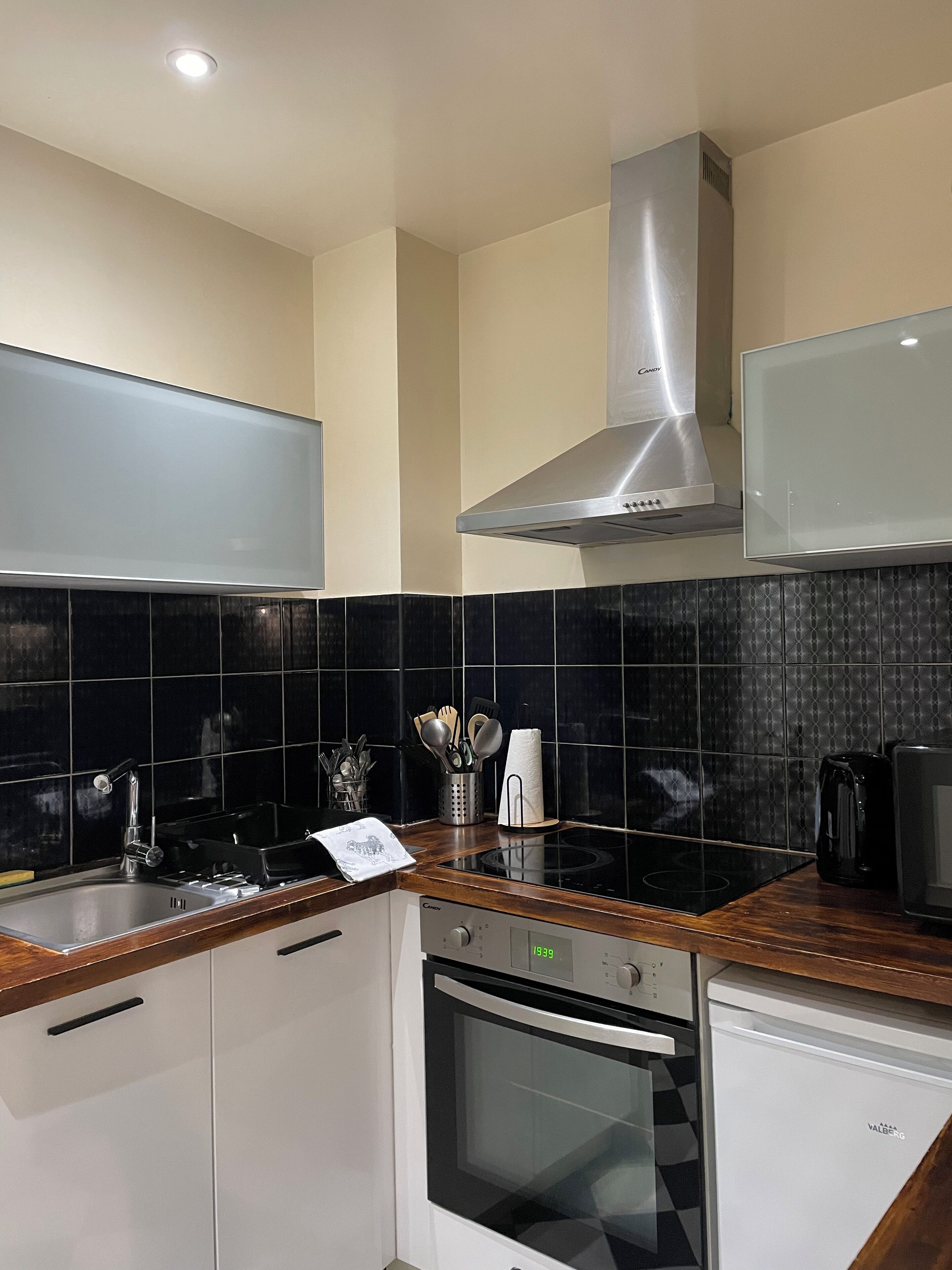 Réfrigérateur, micro-ondes, four, plaque de cuisson