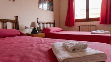 4 slaapkamers, een strijkplank/strijkijzer, internet, beddengoed