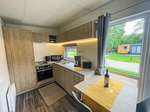 Réfrigérateur, micro-ondes, four