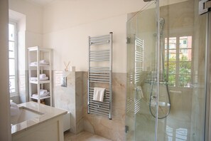 Douche, serviettes fournies