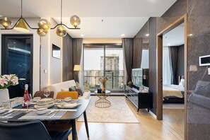 Suite Affaires, 1 chambre, accès au salon club, vue ville | 3 chambres, draps en coton égyptien, literie de qualité supérieure