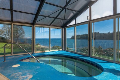 Ground-floor condo with indoor/outdoor pools, hot tub, pickleball/tennis, & gym