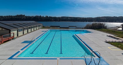 Ground-floor condo with indoor/outdoor pools, hot tub, pickleball/tennis, & gym