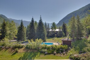 Pool - Spacious, mountain view condo next to golf/Nordic skiing with pool & hot tub (Vail)