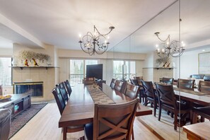 Dining - Spacious, mountain view condo next to golf/Nordic skiing with pool & hot tub (Vail)
