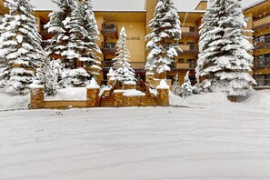 Exterior - Spacious, mountain view condo next to golf/Nordic skiing with pool & hot tub (Vail)