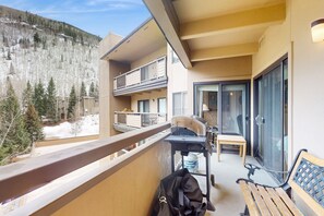 Property grounds - Spacious, mountain view condo next to golf/Nordic skiing with pool & hot tub (Vail)
