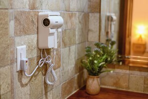 Secadora de cabello, toallas, jabón, shampoo