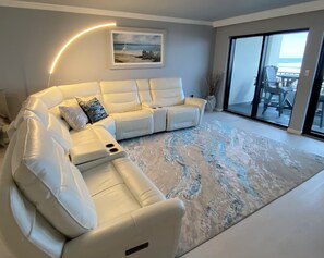 Smart TV, fireplace, books - "Sunset Dreams", Beachfront Beauty with Amazing Sunrise and Sunset Views. (Fort Walton Beach)
