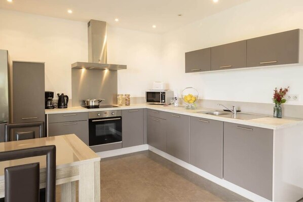 Fridge, microwave, oven, stovetop