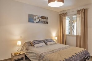 2 bedrooms, iron/ironing board, WiFi, bed sheets