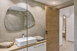 Dusche, Haartrockner, Handtücher