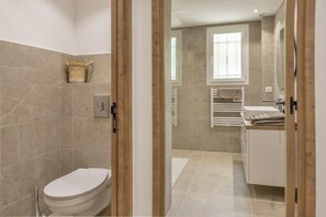 Douche, sèche-cheveux, serviettes fournies