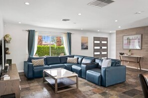 Fernseher, Kamin, Bücher, Stereoanlage