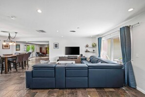 Fernseher, Kamin, Bücher, Stereoanlage