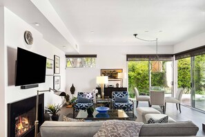 Televisión, chimenea y libros