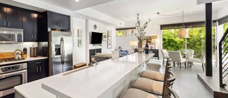 Réfrigérateur, micro-ondes, four, plaque de cuisson