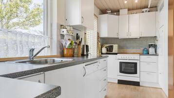 Køleskab, kogeplade, opvaskemaskine, kaffe-/temaskine