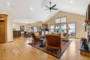 Smart TV, fireplace, DVD player, table football - Luxe Lakeview Retreat Near CDA Resort Golf: New Amenities, Family Fun! (Coeur d'Alene)