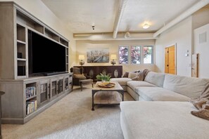 Smart TV, fireplace, DVD player, table football - Luxe Lakeview Retreat Near CDA Resort Golf: New Amenities, Family Fun! (Coeur d'Alene)