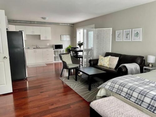Central Saanich cozy suite

