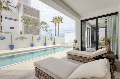 Luxury Condo in Vista Del Arco w/ Pool & Jacuzzi