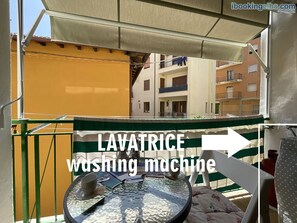 Outdoor dining - Casa Camilla in the heart of Porto Azzurro (Porto Azzurro)