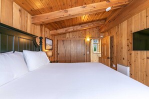 3 bedrooms, desk, iron/ironing board, WiFi
