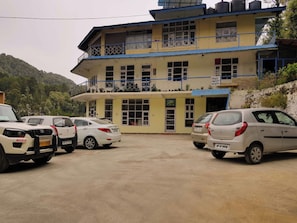 Free self-parking - Goroomgo Sahara Inn Dalhousie (Dalhousie)