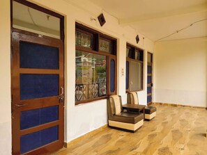 Lobby sitting area - Goroomgo Sahara Inn Dalhousie (Dalhousie)