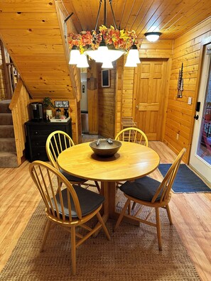 Dining - Remote Cabin in the Red River Gorge (Zoe)