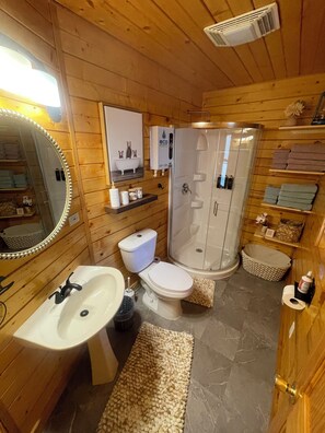 Shower, eco-friendly toiletries, hair dryer, towels - Remote Cabin in the Red River Gorge (Zoe)