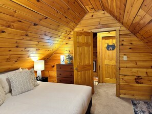 2 bedrooms, desk, iron/ironing board, WiFi