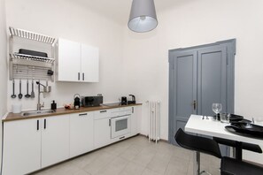 Een koelkast, een microgolfoven, een oven, een kookplaat
