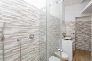 Douche, sèche-cheveux, bidet, serviettes fournies