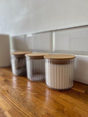 Großer Kühlschrank, Mikrowelle, Ofen, Herdplatte