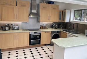 Full-sized fridge, microwave, oven, stovetop - Thornton - Romantic Apartment 4 Sleeps  (London)