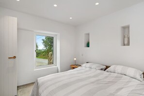 3 quartos, escrivaninha, ferros/tábuas de passar roupa, berço de viagem